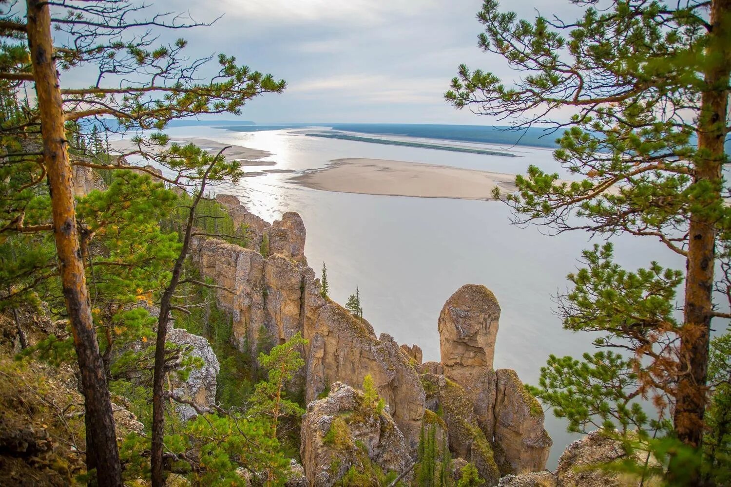 Природное образование на берегу лены. Саха Якутия Ленские столбы. Река Лена Ленские столбы. Ленские столбы заповедник. Национальный парк “Ленские столбы”, Якутия.