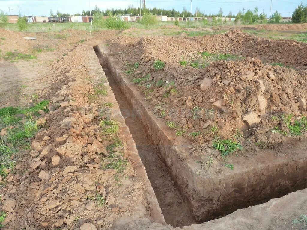 Котлован для фундамента. Копать траншею вручную. Копка траншей вручную. Копать траншею вручную. Ручная копка.