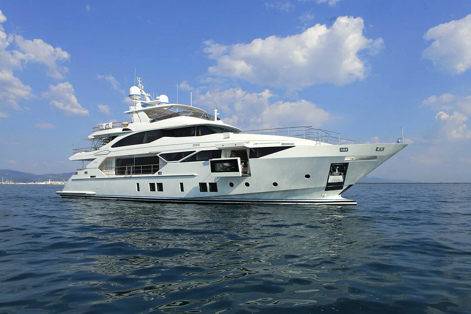 Яхта benetti classic. Яхта бенетти фаст 125. Яхта benetti. Benetti 50 м. Яхта лана бенетти.