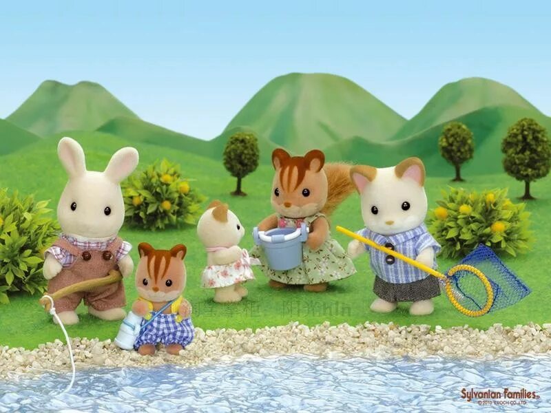 мягкие игрушки на полке. игрушки для взрослых детей. каргопольская роспись берегиня. мягкая игрушка гремлин гизмо. плюшевые игрушки.