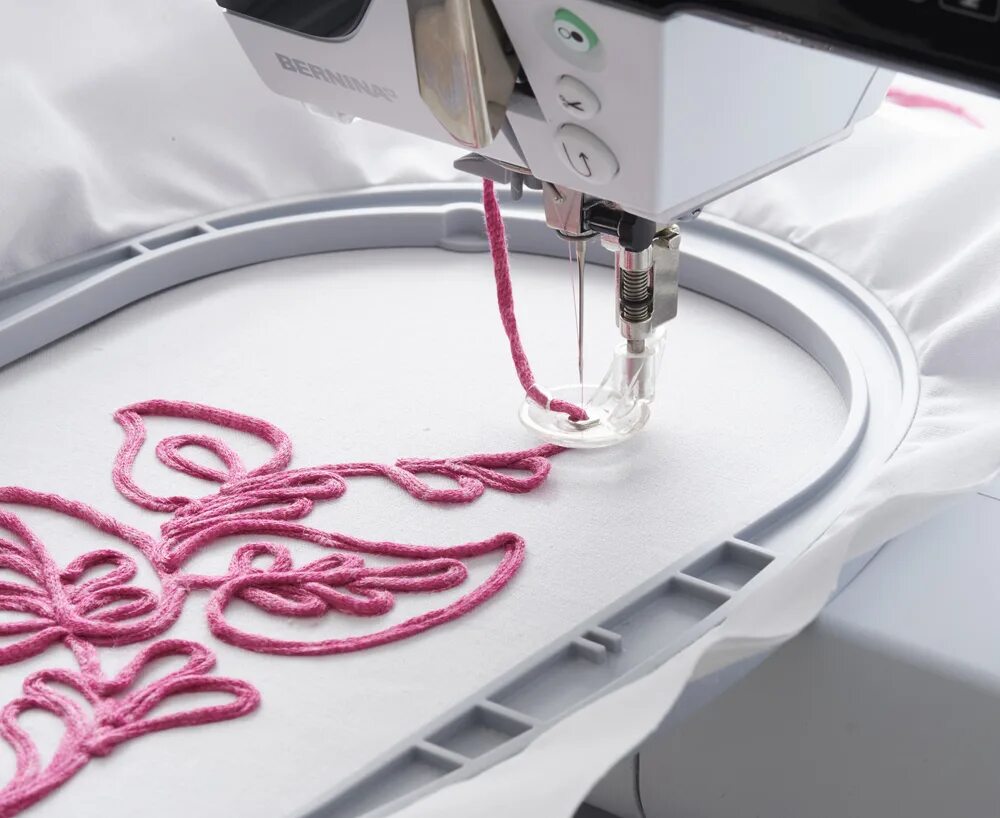Бернина 880 плюс вышивка. Вышивальная машина janome 350е. Машинные вышивки дизайнерские. Швейная машина бернина 790. Вышивка на вышивальной машине.