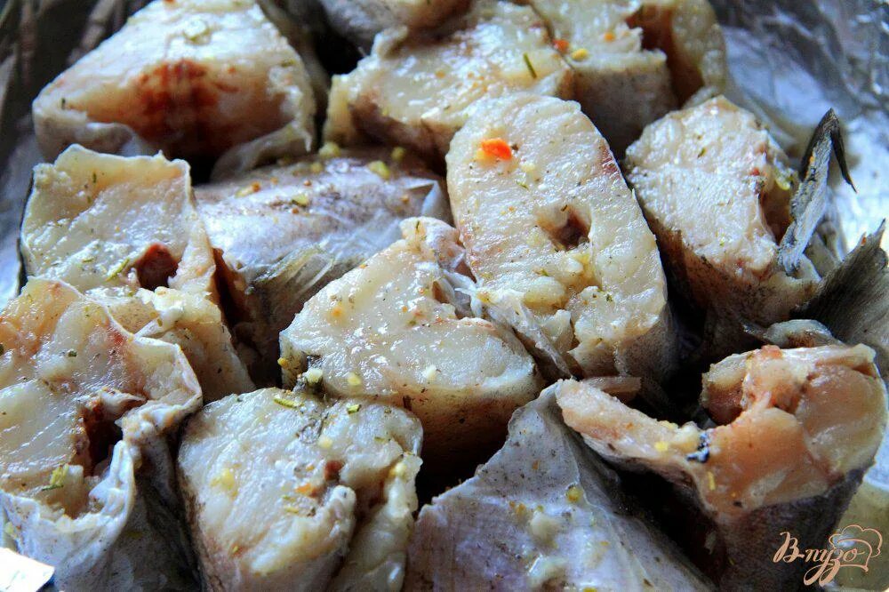 Минтай запеченный в духовке. Кусочки минтая в духовке с луком. Минтай с лимоном в фольге. Кусочки минтая в духовке с луком. Минтай в духовке с луком.