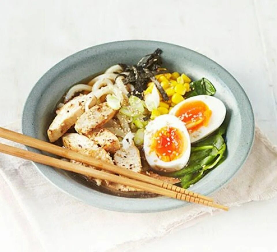 Рамен с рисом. Японский завтрак с лапшой. Японский завтрак фото. Рецепт японской лапши с вареными яйцами.