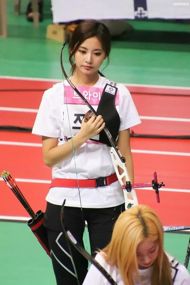 Twice tzuyu лучница. Twice tzuyu лучница. Кореянка стрелок на олимпиаде. Чжоу цзыюй лучница. Чжоу цзыюй лучница.