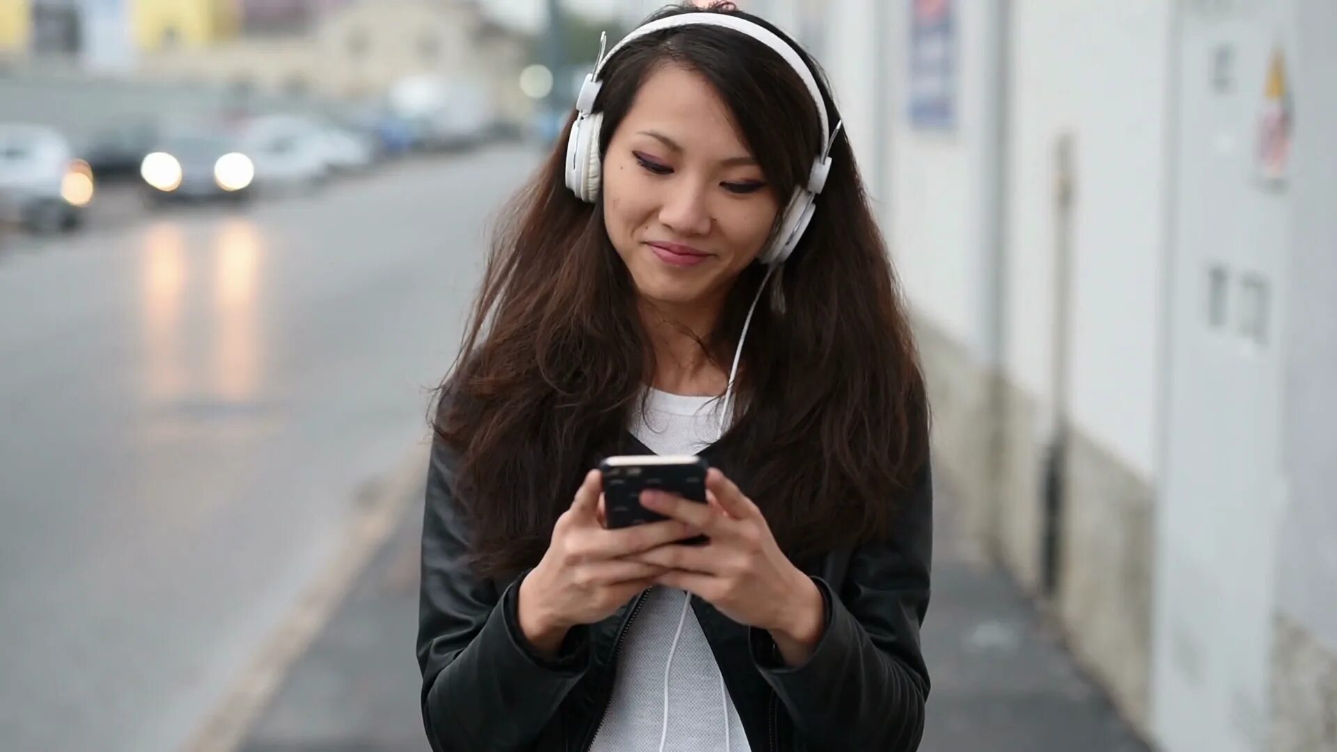 Красивая девушка музыка наушники цвета. I was looking for my headphones. I was looking for my headphones. Наушники из будущего. Телефон и наушники и человек.