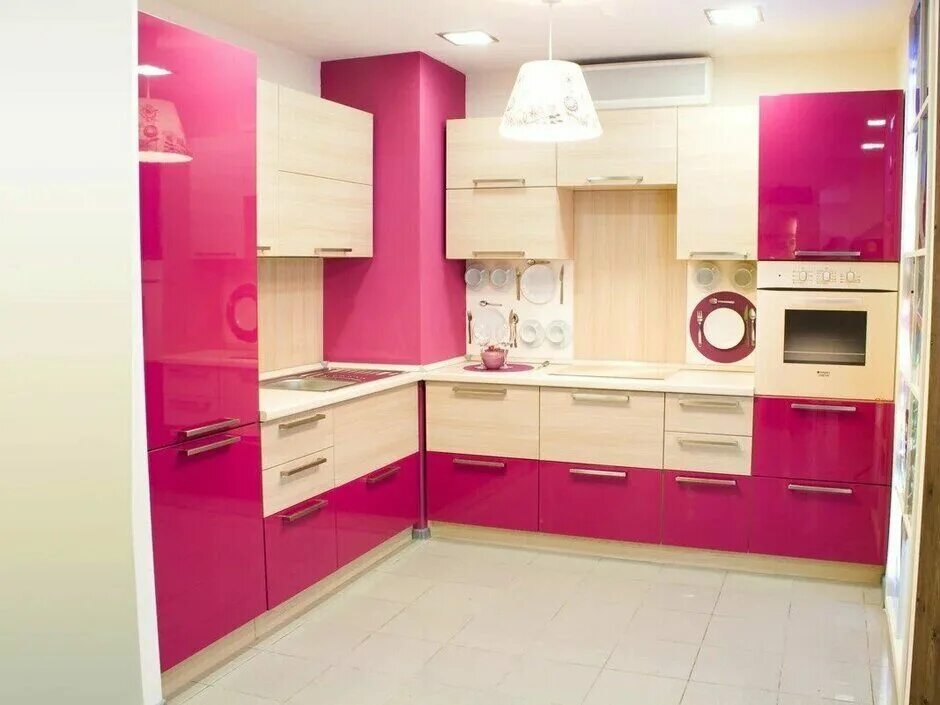 Кухня сайт новосибирск. Яркий кухонный гарнитур. Кухонный гарнитур розовый. Кухня в розовом цвете. Кухня малинового цвета.