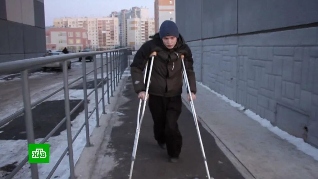 Пустое инвалидное кресло. Водитель бульдога выгоняет из автобуса. Остаться без жилья. Выселение квартирантов. Выселяют из жилья.