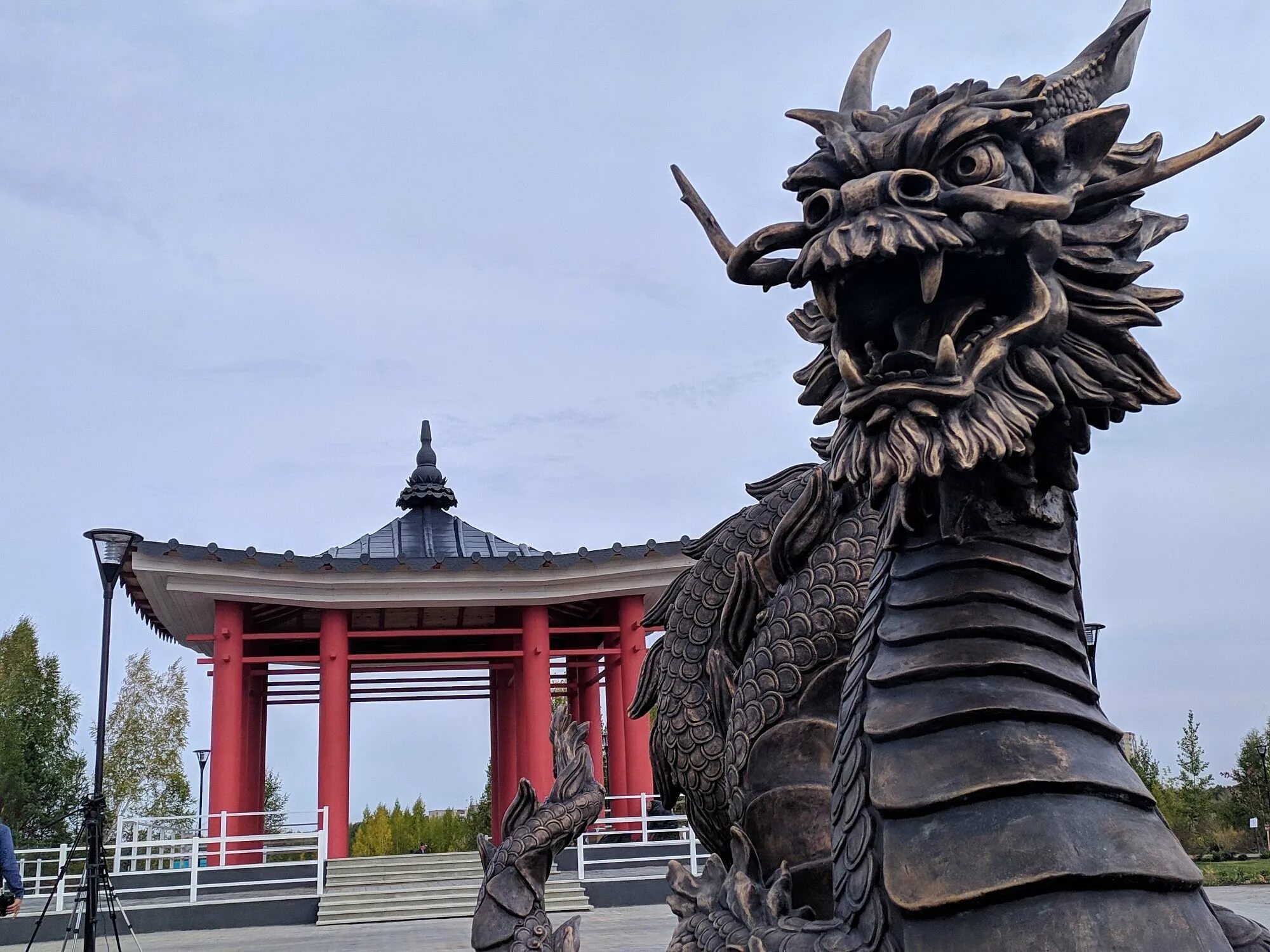 Китайский парк тюмень. Парк с драконом тюмень. корейский парк тюмень. китайский парк в тюмени.