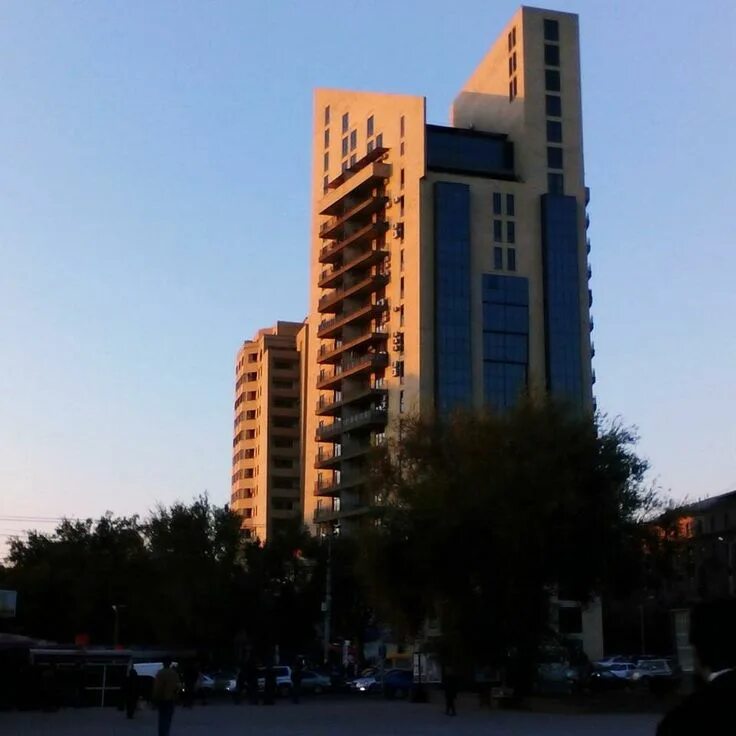 Yerevan house. Ереван, центр, бузанд ул. Союз писателей в зелени ереван. Арабкир армения ереван. Бассейн дома ереван.