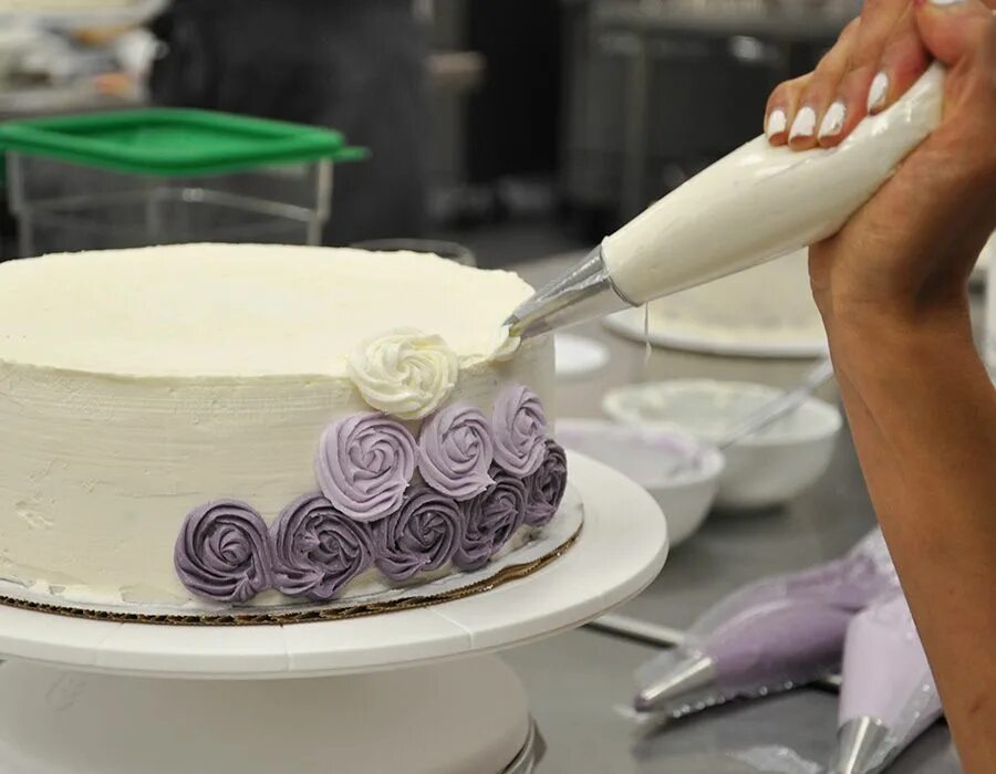 Cake decorating. Декор торта. Украшение торта кремом. Необычное украшение торта. Кондитерские украшения для тортов.