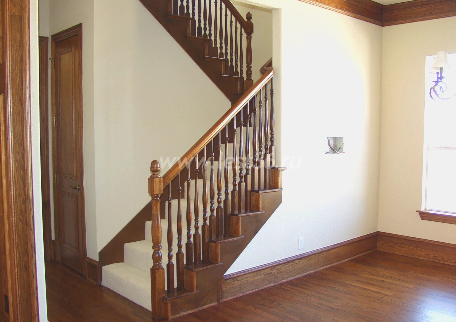 Лестница в доме на второй. П образная лестница. Деревянная п образная лестница. П лестница второй этаж. Лестница в частном доме.