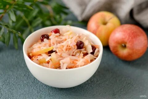 Квашеная капуста с яблоком и клюквой