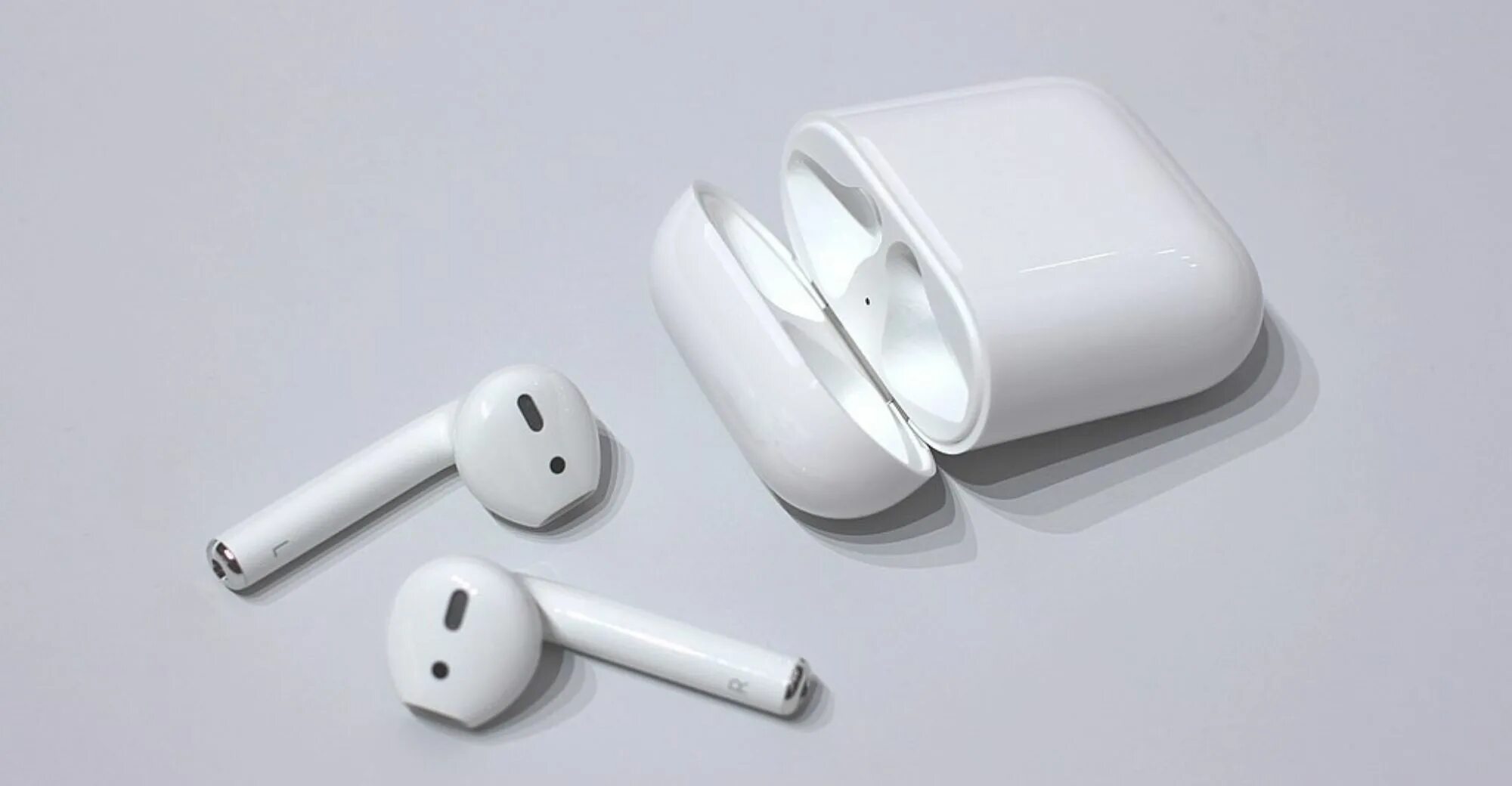 Зачем кнопка на airpods. Apple AIRPODS 2. Наушники эирподс 1. Iphone AIRPODS 2. Наушники беспроводные айрподс 2.