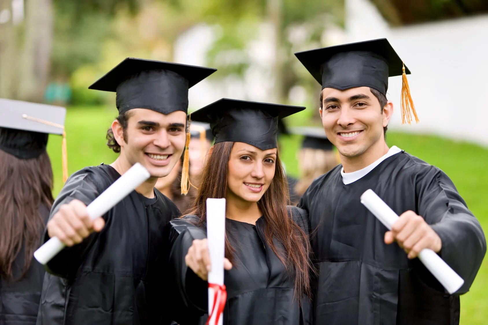 High school graduates. Выпускники университета. Выпускник вуза. Шапочка студента. Выпускники магистратуры.