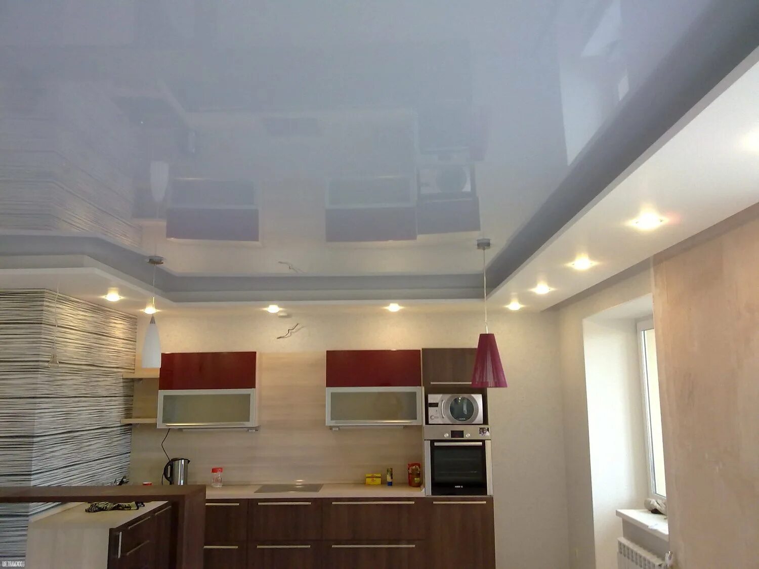Натяжной потолок на кухне. Подвесной потолок на кухне. Двухъярусный потолок на кухне. Двухуровневый потолок на кухне. Потолок кухня видео
