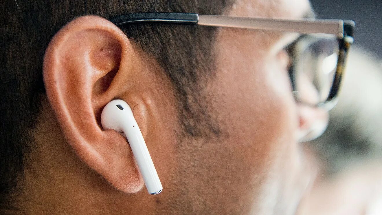 Как работают airpods. Apple airpods. наушники аирподс 2 в ухе. apple airpods в ушах. air pods в ухе airpods 3.
