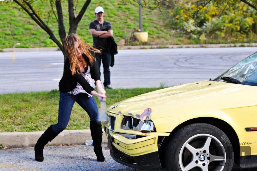 Девушка бьет машину. Девушки крушат автомобиль. Девушка разбила машину. Девушка и разбитый автомобиль.