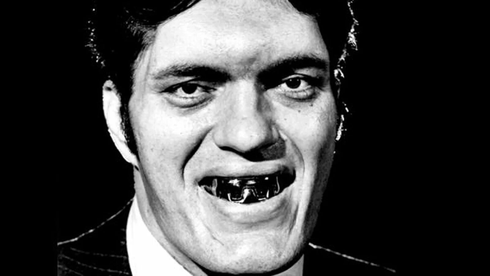 Бонд железная челюсть. Джеймс бонд железные зубы. Ричард кил челюсти. Бонд железная челюсть. Ричард кил железные зубы.