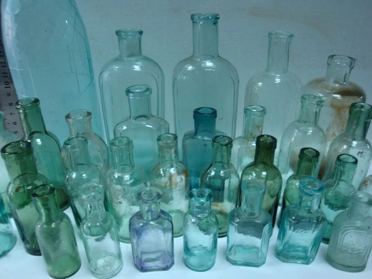 Бутылка снизу. Старинные бутылки. Коллекция бутылок. Коллекция старинных бутылок. Цветные старинные бутылки.