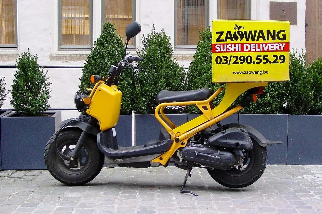 Доставить мопед. Honda zoomer кофр. скутер для доставки. доставка на мопеде. мотоцикл доставка.