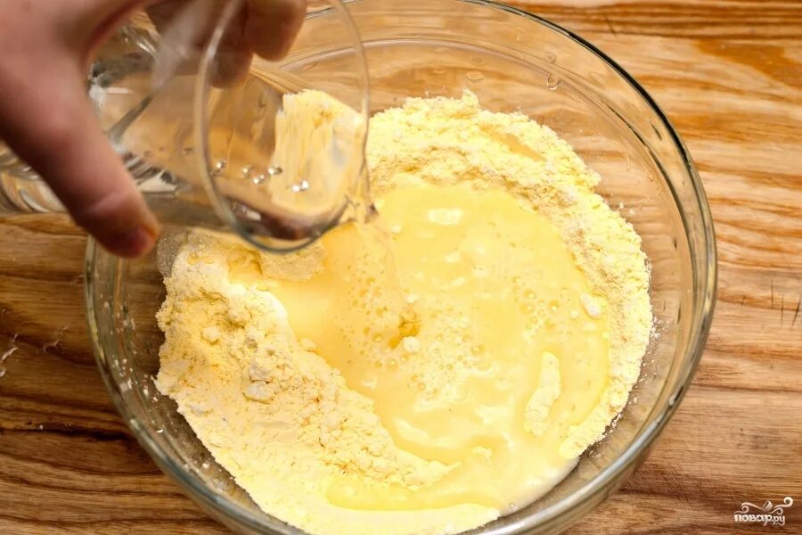 Продукты из кукурузной муки. Халпама из кукурузной муки. Мчади из кукурузной муки. Кукурузная крупа для мамалыги. Кукурузная каша залитая молоком.