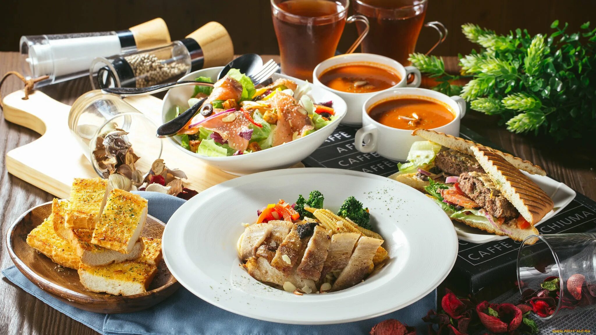 аппетитный завтрак. ресторан здоровой еды. блюда из кафе. стол в ресторане с едой. блюда на столе.