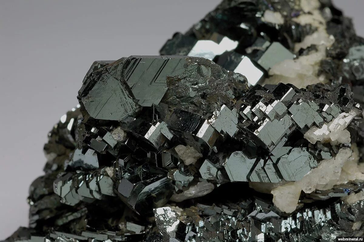 Металл железо известен человеку еще с глубокой. Гематит / минерал. Гематит красный Железняк минерал. Гематит и магнетит. Галенит гематит.