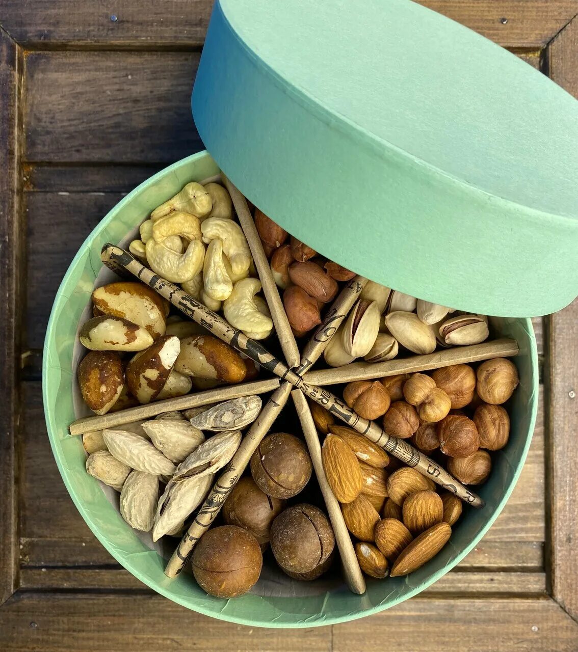 набор орехов. набор орехов. набор сухофруктов. подарочная коробка с орехами. сухофрукты в подарок.