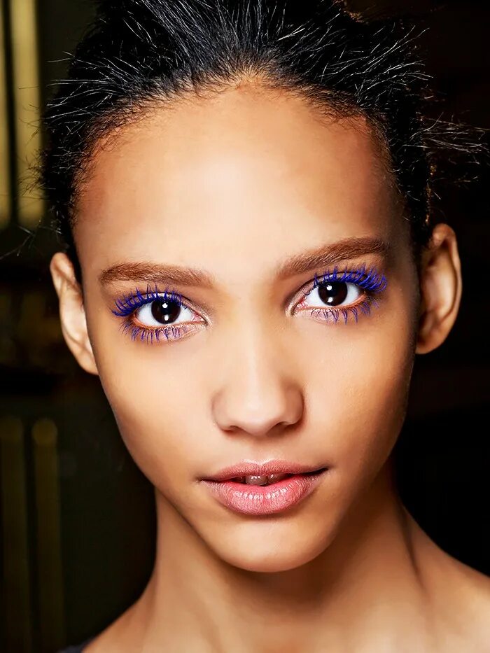 цветные ресницы. фиолетовая тушь на глазах. синяя тушь на карих глазах. цветное наращивание ресниц. тушь карих глаз.