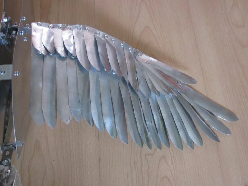 Стали птицы на крыло. Крылья из металла. Протез крыла для птиц. Кованые Крылья. Протезы крыльев.