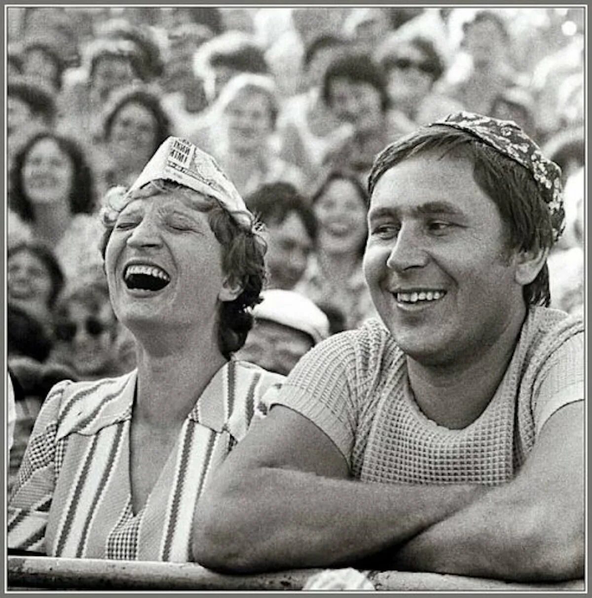 Жизнь в 60 80 годы. Советские люди. Радостные советские люди. Советские люди смеются. Счастливые советские люди.