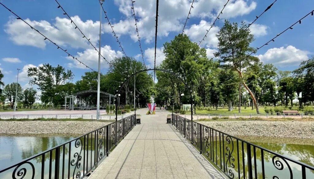 Парк в динской новый. Ст динская комсомольский парк. Комсомольский парк динская пляж. Динская краснодарский край комсомольский парк. Комсомольский парк динская.