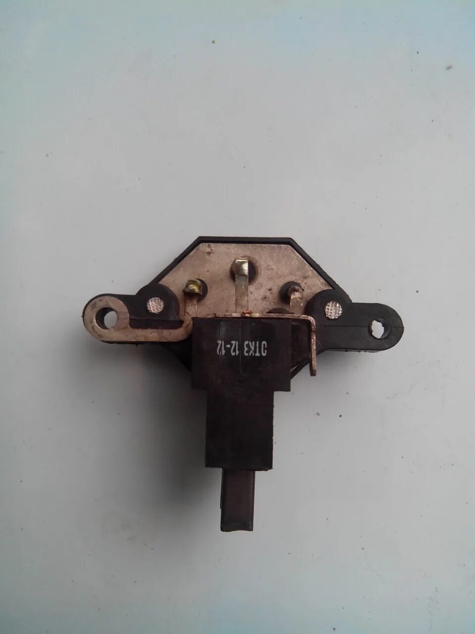 Таблетка ваз 2106. Таблетка генератора ваз 2106 2007 артикул. Таблетка генератора ваз 2106 2007 артикул. Таблетка ваз 2106. Поменял таблетку генератора.