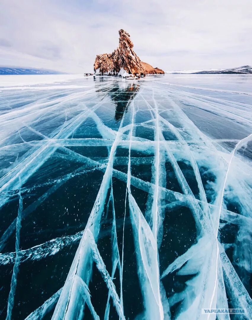 Зимний Байкал лед. Тема ледового