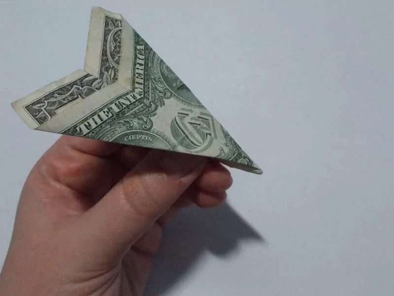 Треугольник из купюры. Самолетик из купюры. Самолёт из денежных купюр. Самолет из купюры оригами. Самолетик из денежной купюры.