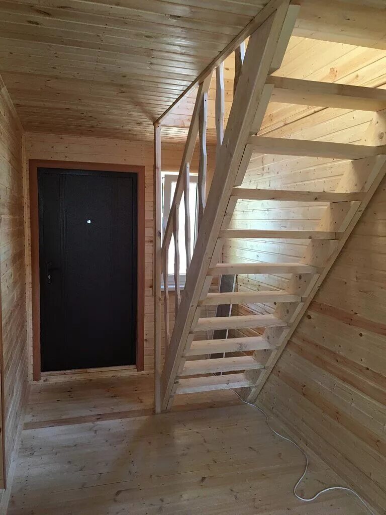 Мансардная лестница двухмаршевая. Лестница на мансарду. Лестница в доме 6 на 6. Лестница в бане на второй этаж. Лестница в доме 6 на 6.