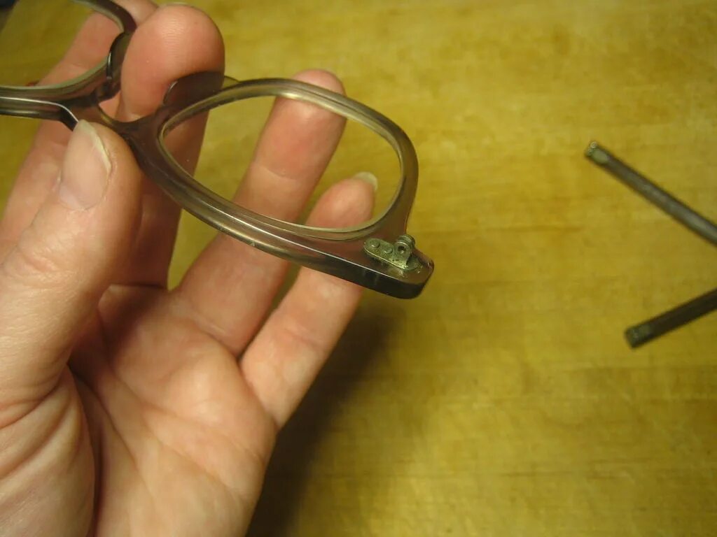 Выпрямление оправы. Как прикрутить дужку. Починить сломанную дужку очков. Склеить пластмассовую дужку очков. Как прикрутить дужку.