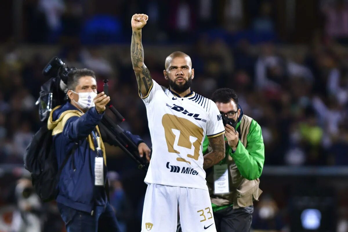 Дани алвес карьера. Dani Alves Pumas. Дани Алвес и пике. Dani Alves Pumas Kit buy.