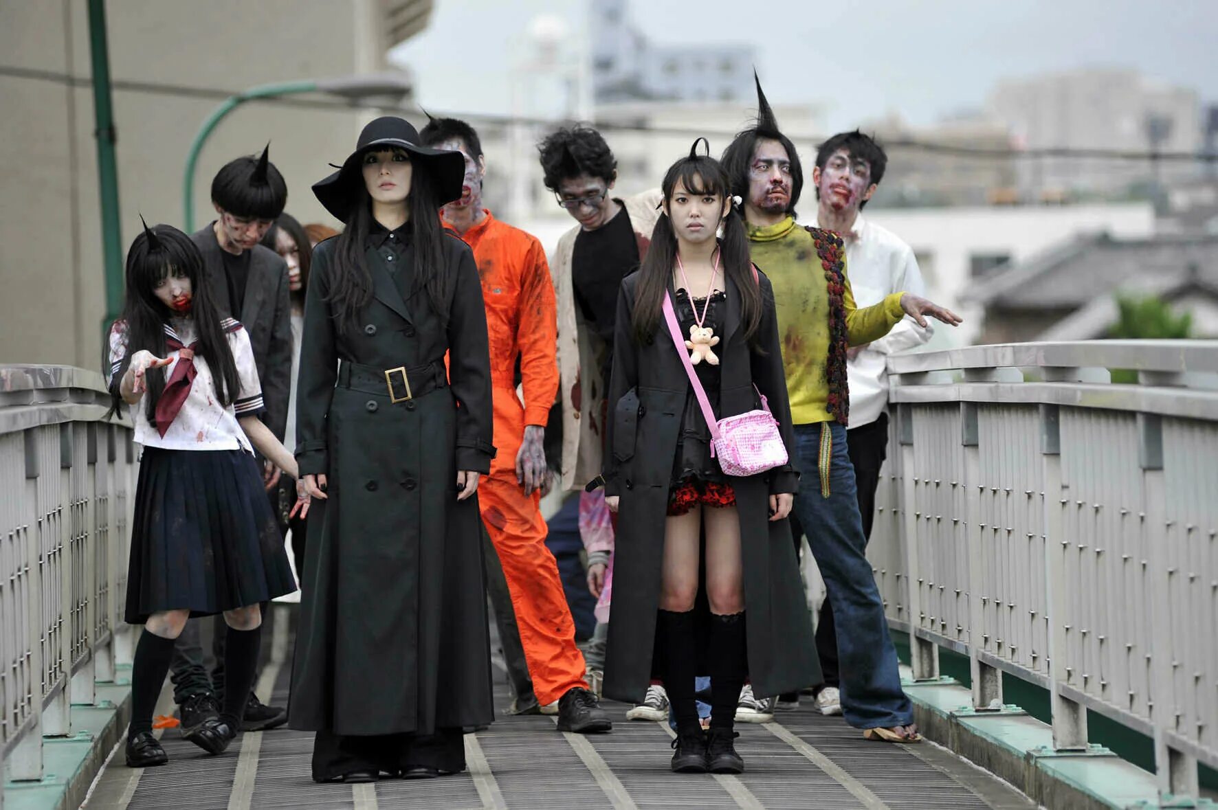 зомби одним планом фильм. японский зомби апокалипсис. токийский зомби-айдол фильм 2018. поезд в пусан фильм 2016 постер. деревня апокалипсис киберпанк.