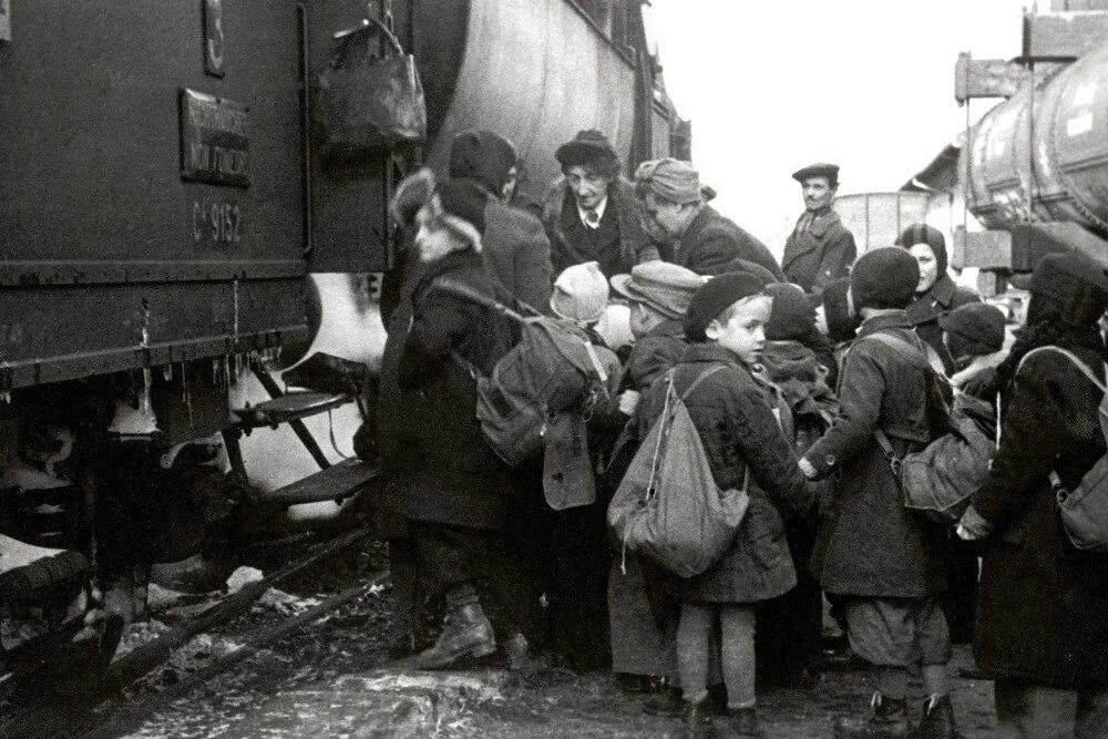 Поезд великой отечественной войны. Эшелон с эвакуированными в годы войны 1941. Эвакуация населения Ленинграда в 1941-1942.