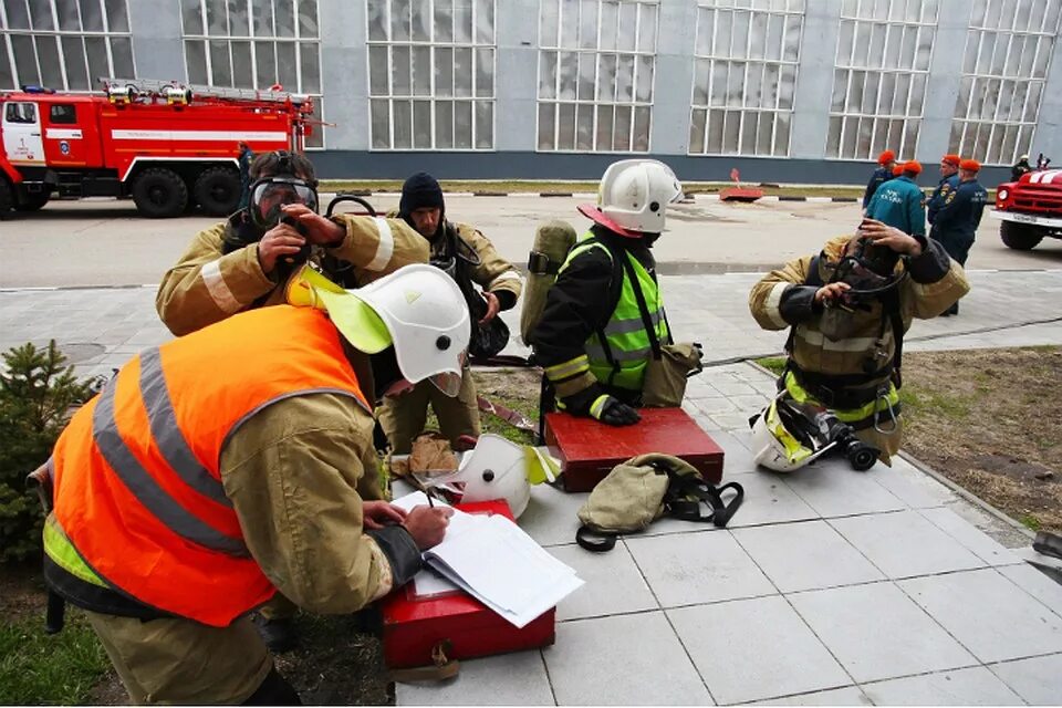 Пожарные Омск. Завод Баранова Омск. Пожарная охрана завод Баранова. Пожарные тушат Минск арену учения МЧС. 5 мая омск