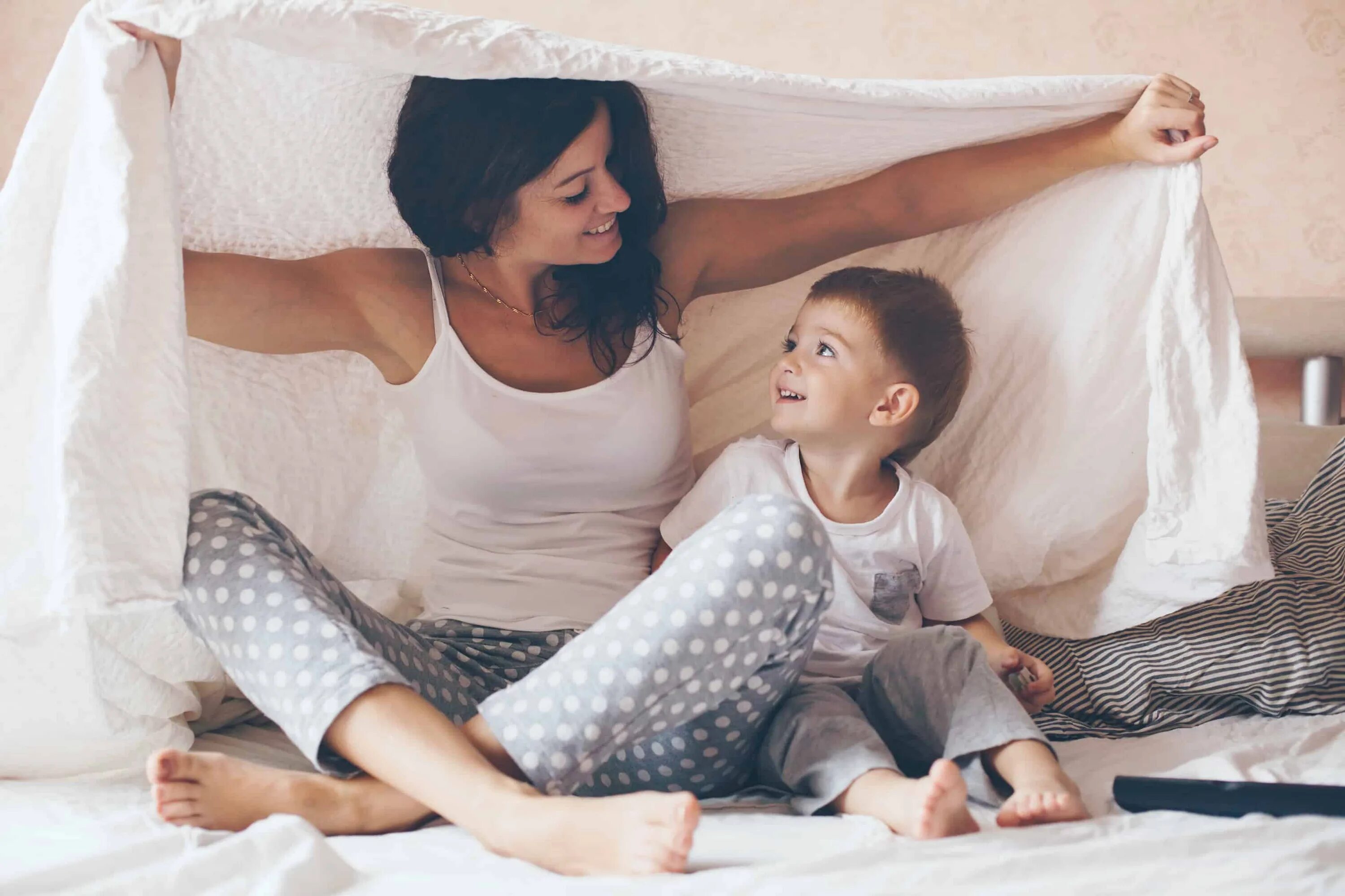 Женщина с ребенком. Домашняя фотосессия с малышом. Мама с ребенком перед сном. Фотосессия мама и малыш.
