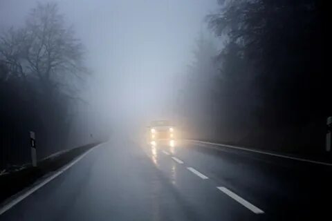 Дорога окутана туманом