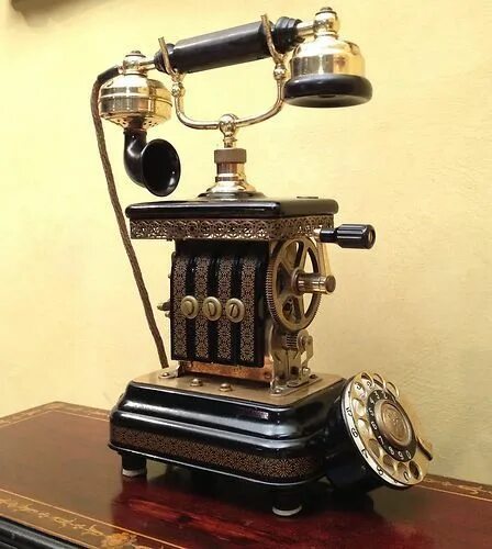 Телефон 1900. Телефон 1900 года. Телефоны прошлого века. Дореволюционный телефон. Старый стимпанк телефон.