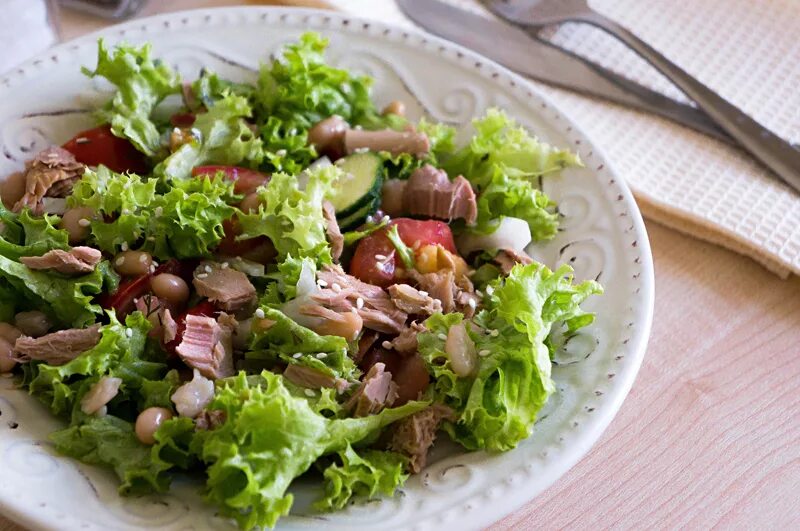 Салат с тунцом можно. Салат Ниццарда с тунцом. Салат с чукой и тунцом. Салат с тунцом и овощами. Салат с тунцом и зеленью.