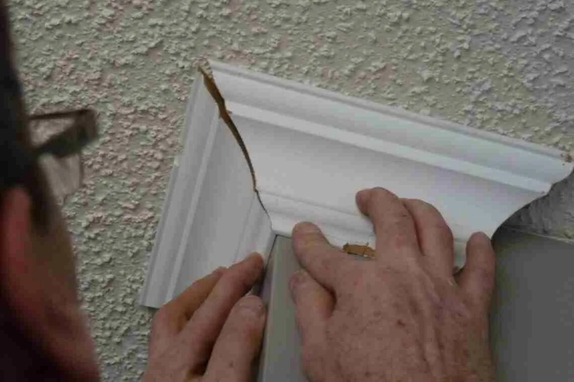 Как вырезать угол на потолочном плинтусе наружный. Внешние и внутренние углы потолочного плинтуса. внешний угол потолочного плинтуса. углы для потолочного плинтуса. наружный угол для плинтуса потолочного.