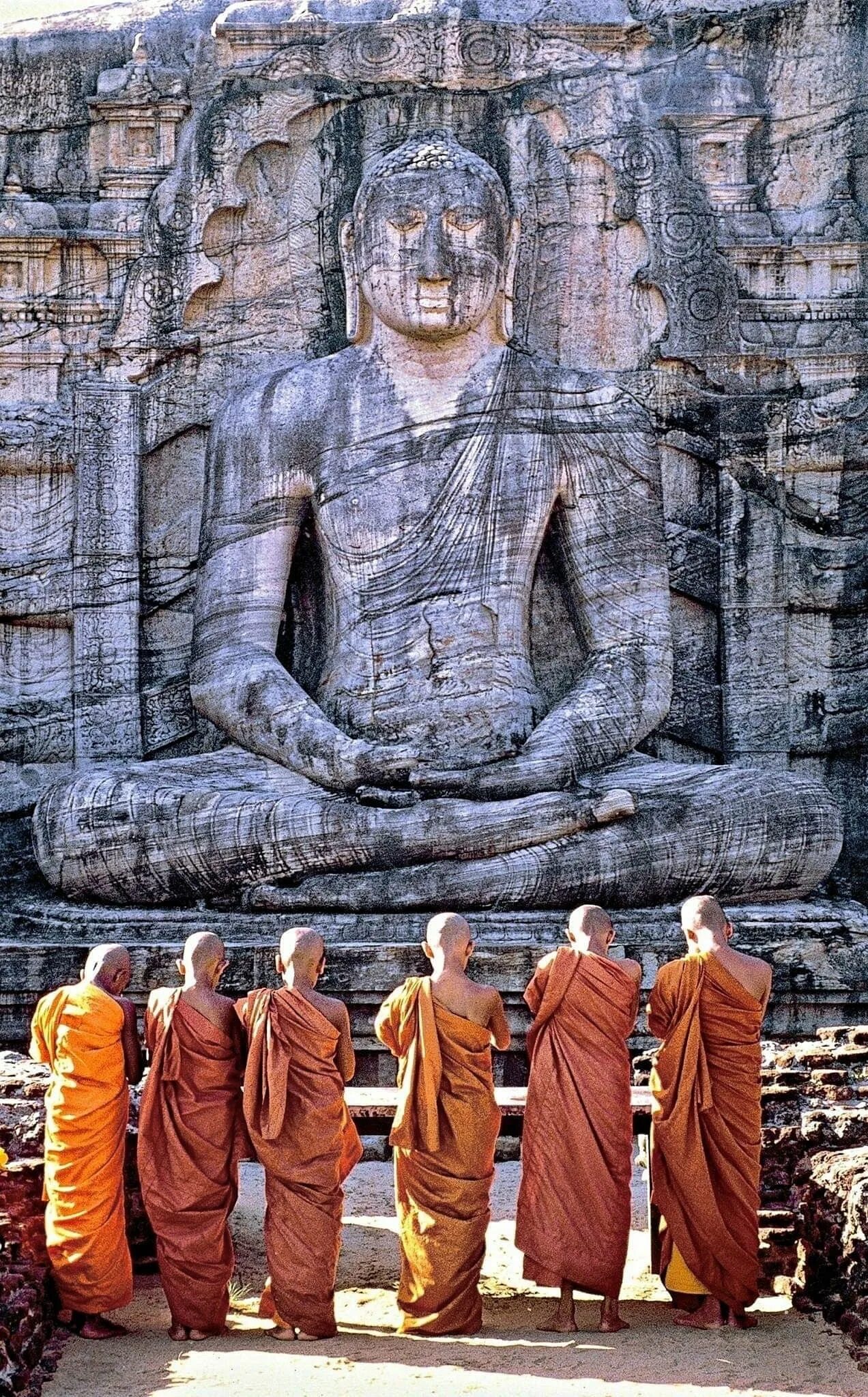 Что такое буддисты. Буддизм Тхеравада /хинаяна Будда. Будда Шакьямуни Шри Ланка. Вихара Шри-Ланке буддизм храм. Гал Вихара Шри Ланка.