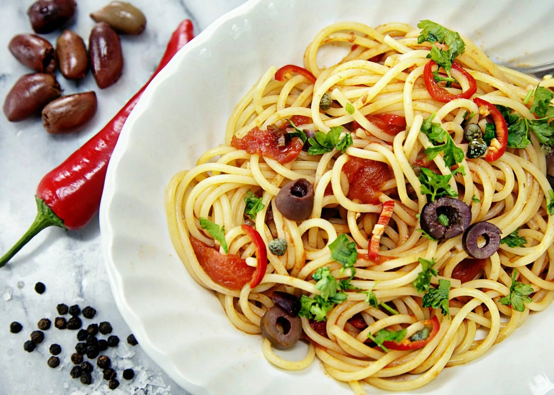 Традиционные итальянские блюда. Паста путанеска Джейми Оливера. Спагетти паста Италия. Итальянское блюдо спагетти.