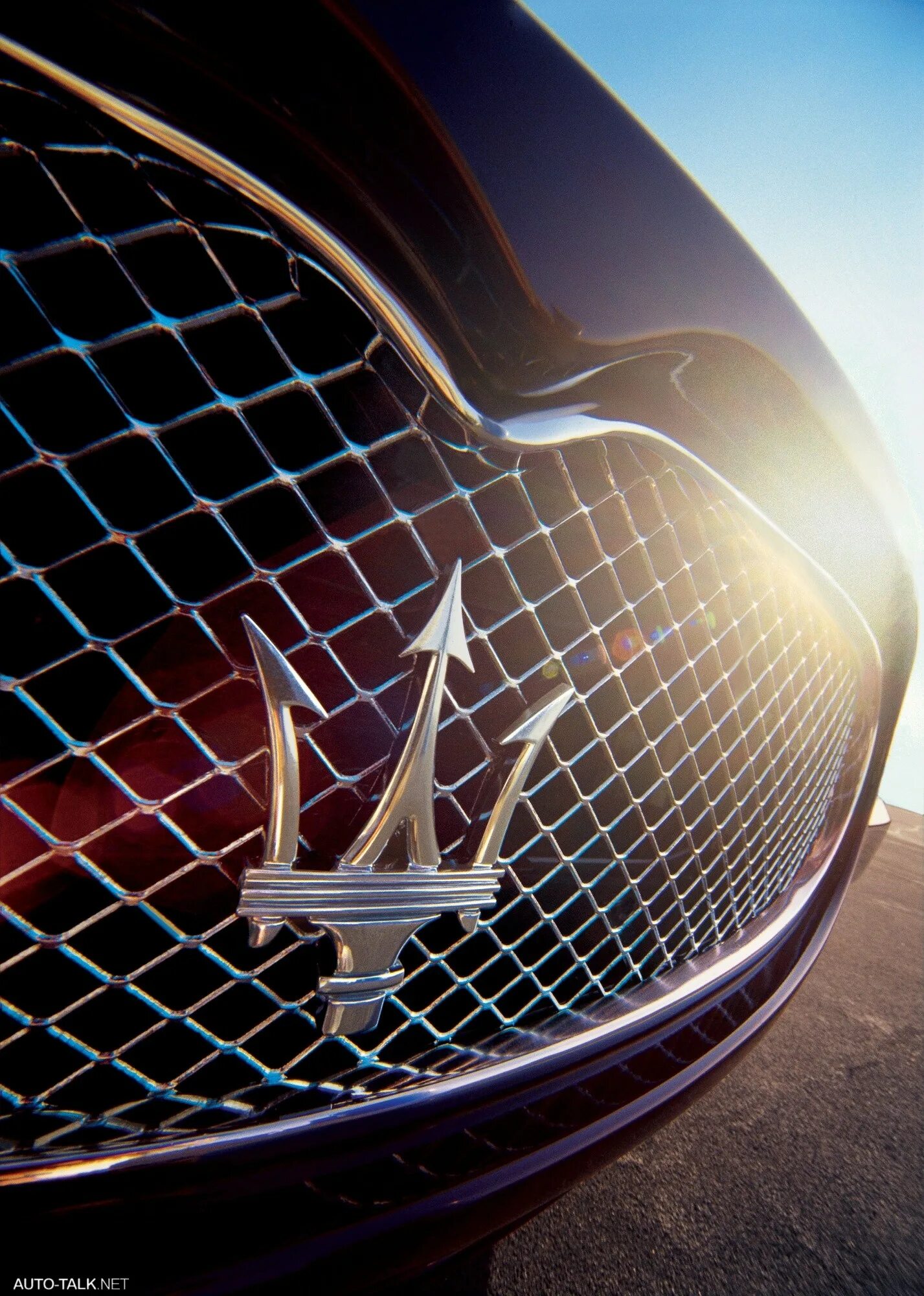 Maserati Quattroporte Executive gt. Значок Мазератти. Марка машины с трезубцем. Эмблема автомобиля Мазерати. Машина знак трезубец