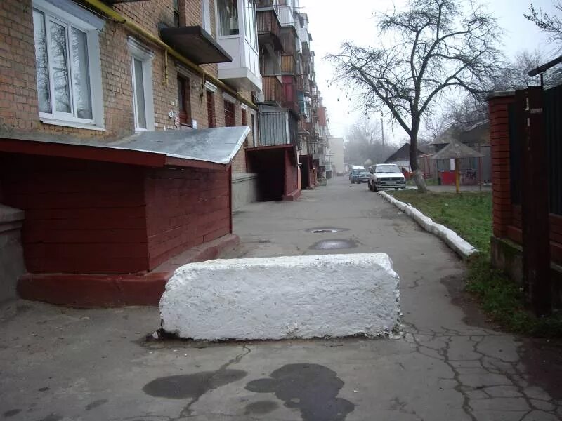 Проезд во двор дома. Бетонный блок во дворе. бетонный въезд во двор. проезд во двор. бетонное ограждение во двор.